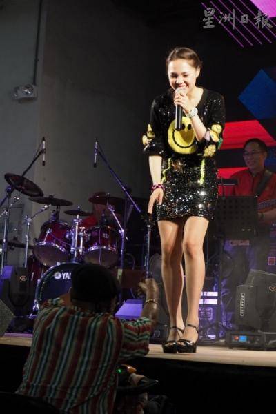 从草根跃上大舞台·新加坡歌台唱出一片天 