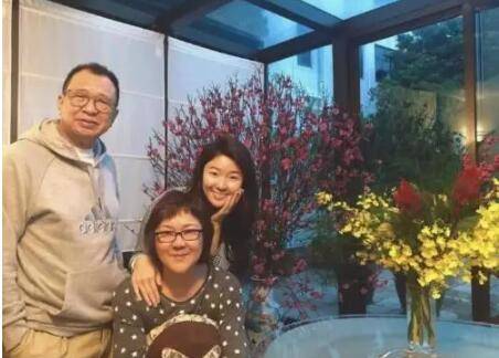 中国香港艺人许绍雄晒新加坡豪宅!网友:土豪我们做朋友吧