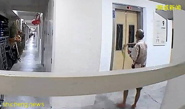 一手拿碗水 一手握柚子叶  阿叔 邻居门口前“作法” 