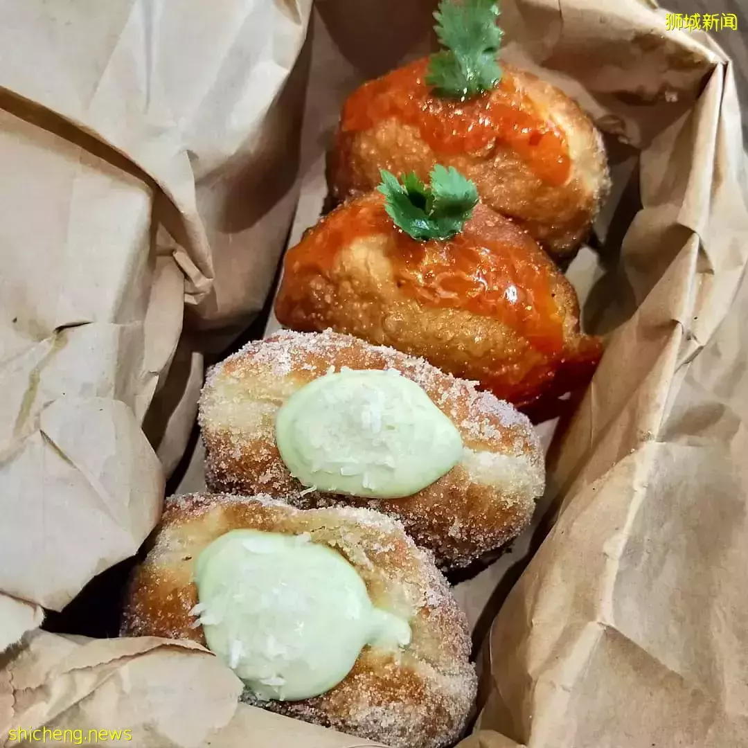 接好糖衣炮弹!盘点新加坡爆浆甜甜圈Bomboloni🍩圆圆鼓鼓外形、内馅满到流心😙