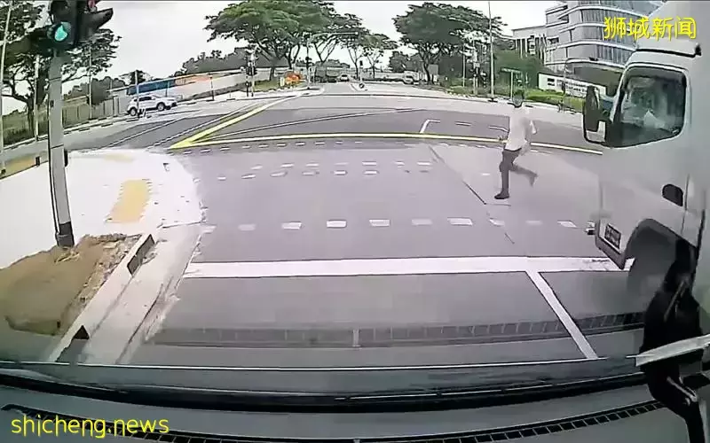 闯“红人”冲出马路 男子险遭车撞