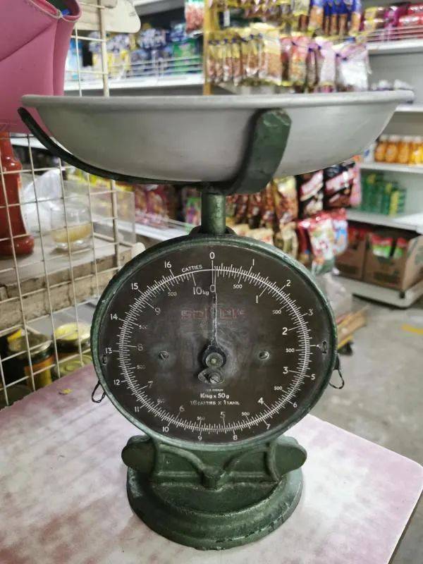 新加坡居然有設在有地私宅區、地下防空壕的老牌雜貨店,你見識過嗎