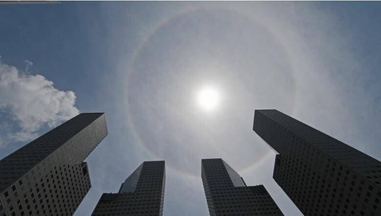 美翻了！新加坡絕美太陽光暈如帶“美瞳”，刷爆朋友圈