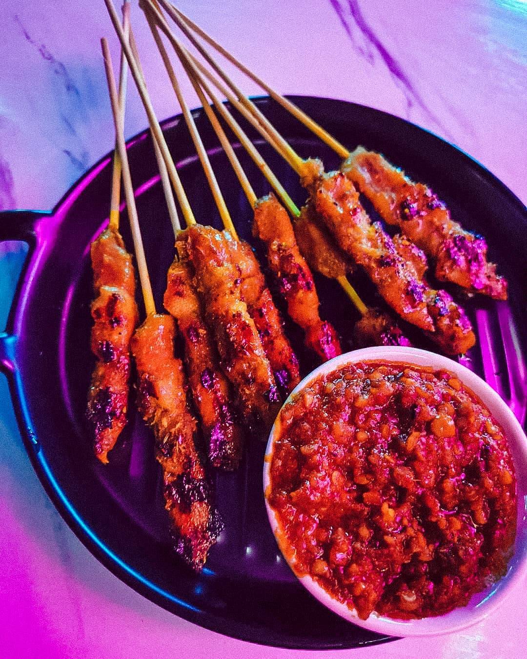 “LOK不LOK Bistro”碌碌每支$1🍢秘制蘸醬+海鮮拉面+霓虹燈打卡牆，長胖也要吃🥰