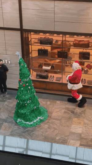 想要在滨海湾金沙遇上行走的圣诞树、姜饼小人和圣诞老人?这些时段他们才会出现