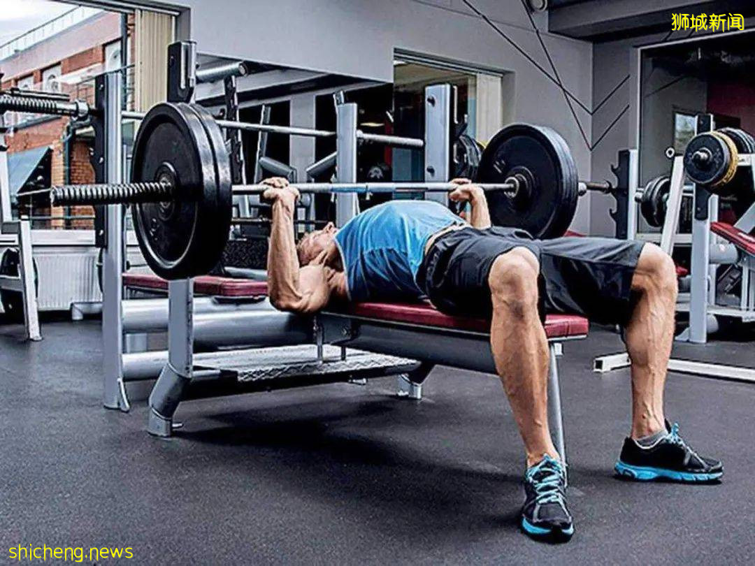 在新加坡花钱健身？不如卖榴梿锻炼身体，这家店招募猛男