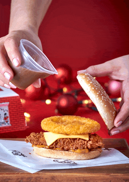 新加坡KFC新品限时上架!Zinger汉堡再升级,搭配咖喱汁+凹面薯饼,任你随意淋酱🍔