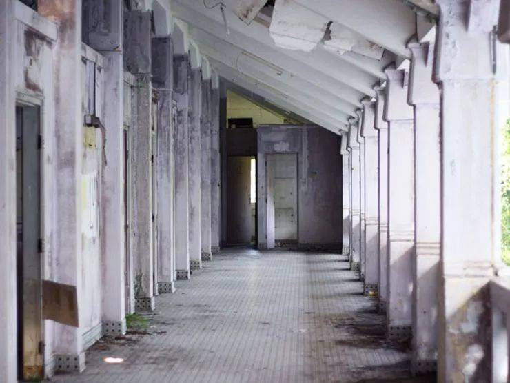 实拍！英国博主非法闯入新加坡“鬼屋”探险，却被网友力挺