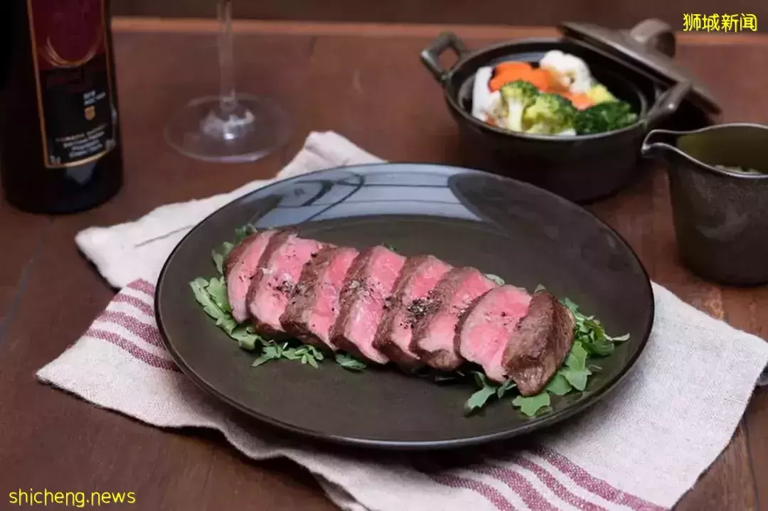 新加坡也能吃到会拉丝的瑞士芝士火锅啦!配上红酒和火腿,超满足