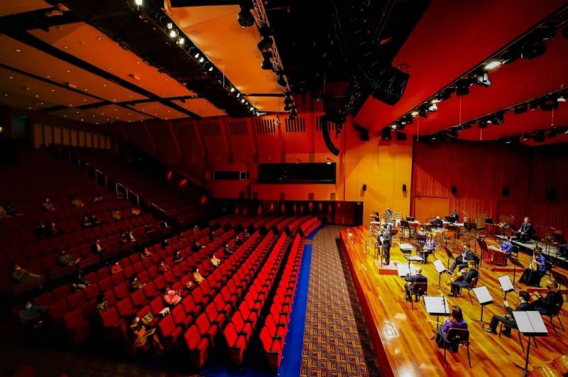 即日起，本地指定场所可以举行最多百名观众室内现场表演