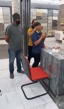 【柔佛人頭條】馬勞偷偷回家 爲至親造驚喜 久違抱抱