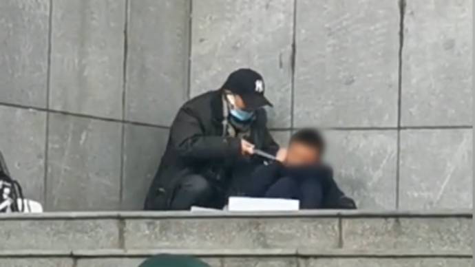 警察下跪震驚全網,實拍昆明人質劫持案有多驚心動魄!新加坡的警察也曾這樣做