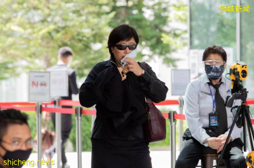 无罩嫂法庭上面临14项新指控,声称戴口罩让她喘不过气来