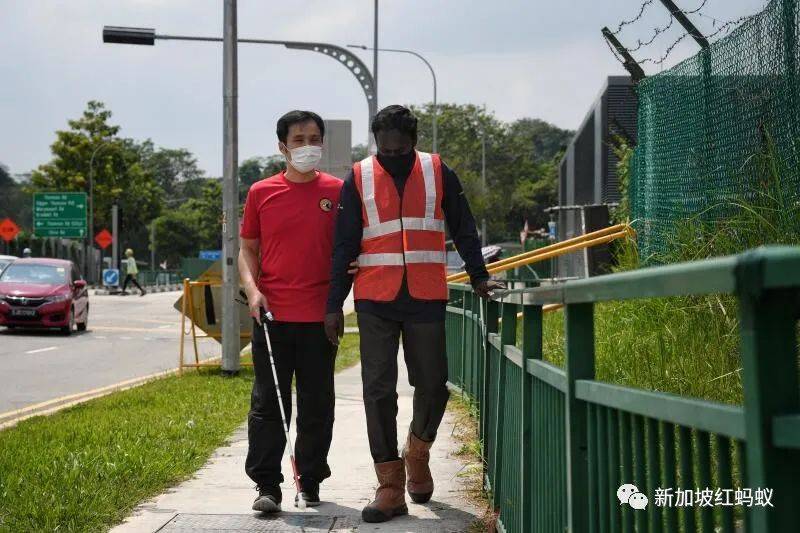 暖心！　獅城地鐵承包商安排客工天天助視障人士安全出行