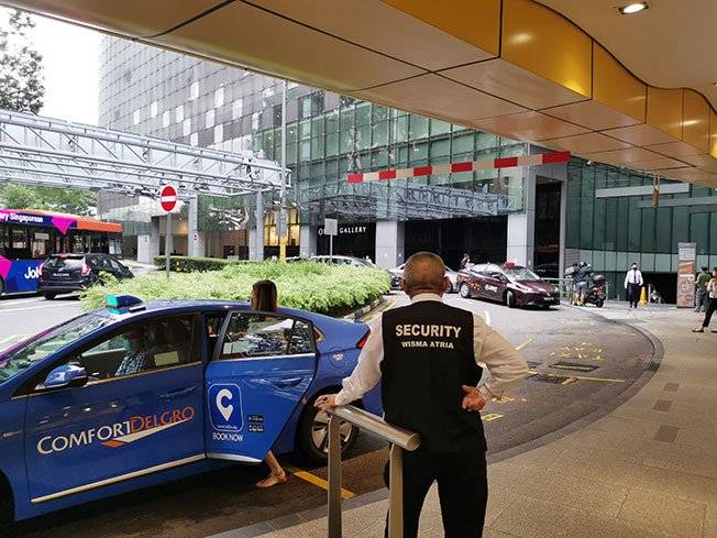 【男人打架也抓頭發】占道起糾紛 德士叔 杠上 私召車司機