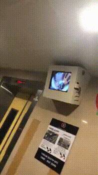 “今天,我又在組屋樓梯間,發現保險套和紙巾了...”