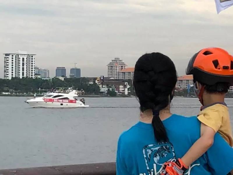 房地产商开出游艇载20户家庭到海峡边界,同滞留新国家人“相会”