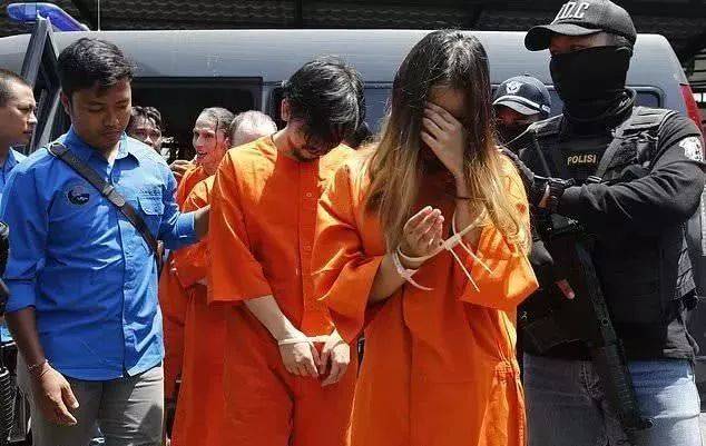 新加坡籍女子护照藏毒，入境巴厘岛被捕遭游街示众