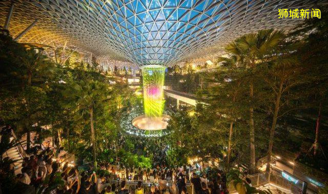 坦克、戰鬥機、傘兵出動!55年了,新加坡終于讓全世界感動哭泣