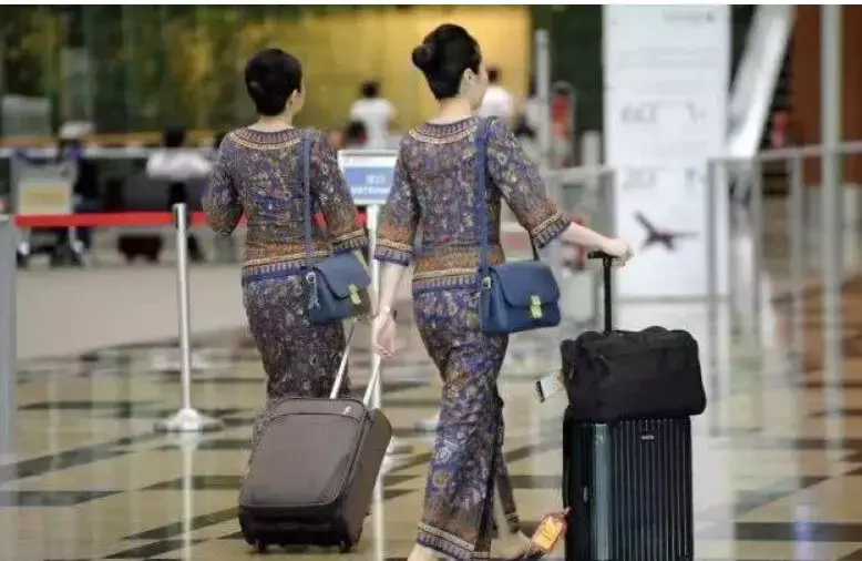 臭流氓!新加坡50岁机舱高管拍打女下属翘臀,称:姿势不对