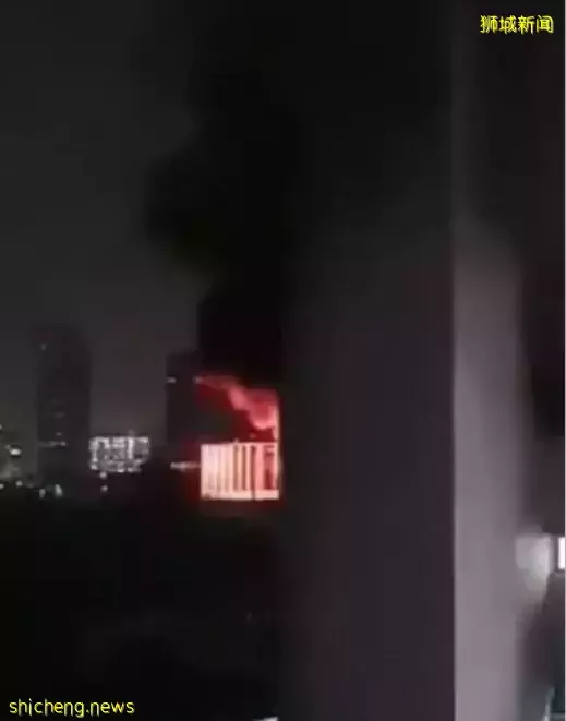 新加坡组屋凌晨突发大火，网友回忆：着火单位就在我脚下，火势太大