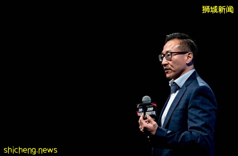 站在马云身后的男人