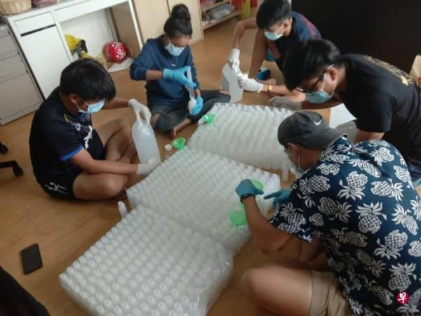 ◤武汉肺炎◢ 暖心居民自动自发 组屋电梯放置消毒液