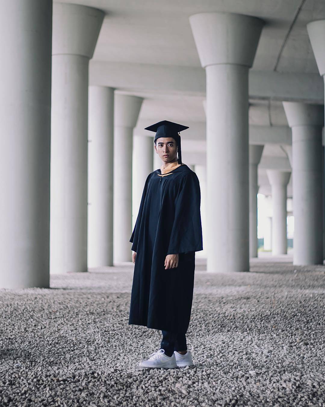 滨海高速公路下的隐秘打卡点🏴☠️ 灰色建筑、巨大桥柱、满地石子的野生工业风!煞气拍摄背景👀