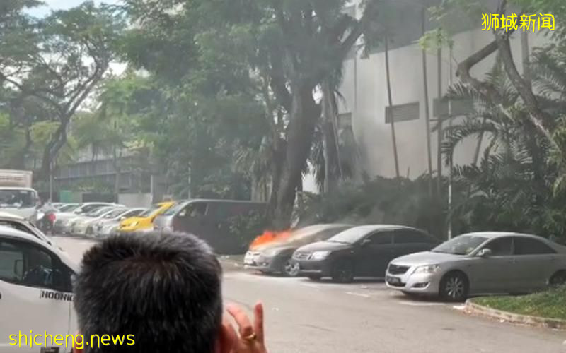 汽车冒烟狂烧 好心骑士灭火