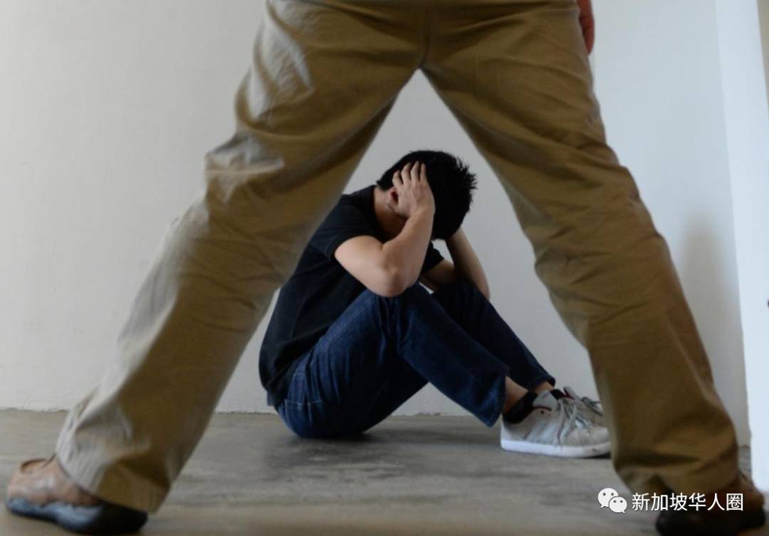 道德沦丧！金钱利诱！先后性侵2名未成年男生，新加坡男教师认罪