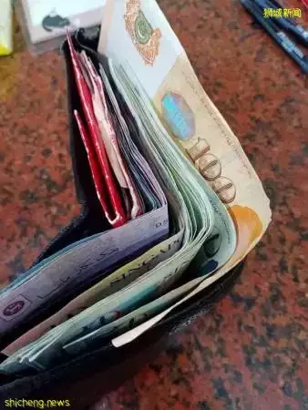 巫裔青年归还装数千令吉钱包 狮城籍老翁感动流泪