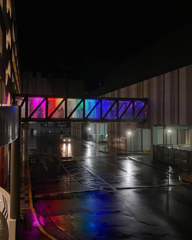 免費入場❤️Downtown East霓虹裝置打卡點，彩虹隧道+夢幻階梯🌈✨倒數迎接聖誕啦！🎄