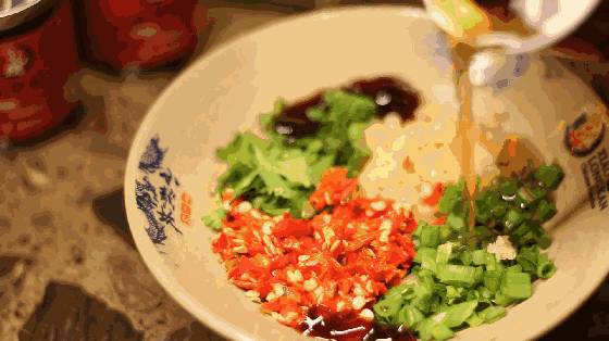 JJ林俊杰都来打卡的超劲爆火锅店现在免费送美国肥牛啦!锅底醇厚浓香,食材新鲜美味,一秒带你去火锅之城