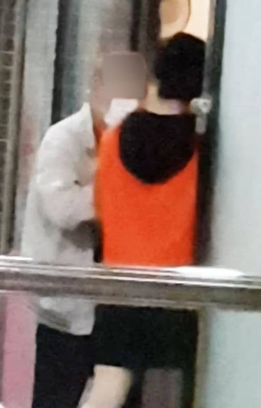 奇！老阿伯上“美甲店” 原来有特别服务