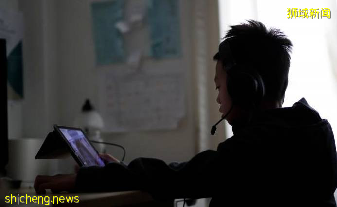 新加坡中小学居家学习首日，学习平台不堪负荷，教育部发文致歉