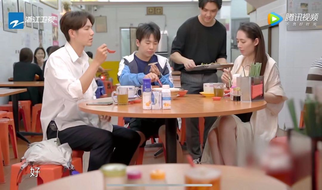 新加坡性感网红带钟汉良、郭麒麟打卡知名美食～