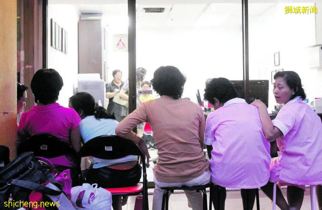 嘔~ 新加坡瘋狂女傭給雇主喝馬桶水、盜用大牌面霜28次