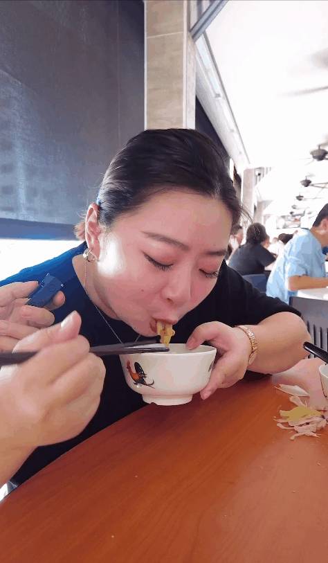 人均$15吃滿滿一桌!組屋樓下魚頭爐,湯底熬制5小時,太鮮了