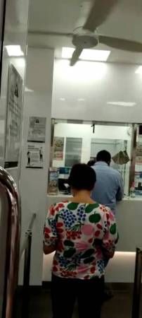 好諷刺！馬來西亞人排隊領物資 新國人排隊買4D