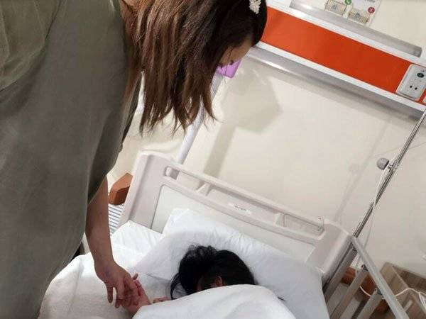 女儿喝果汁喝到碎玻璃 酒店道歉 母：谢绝探访