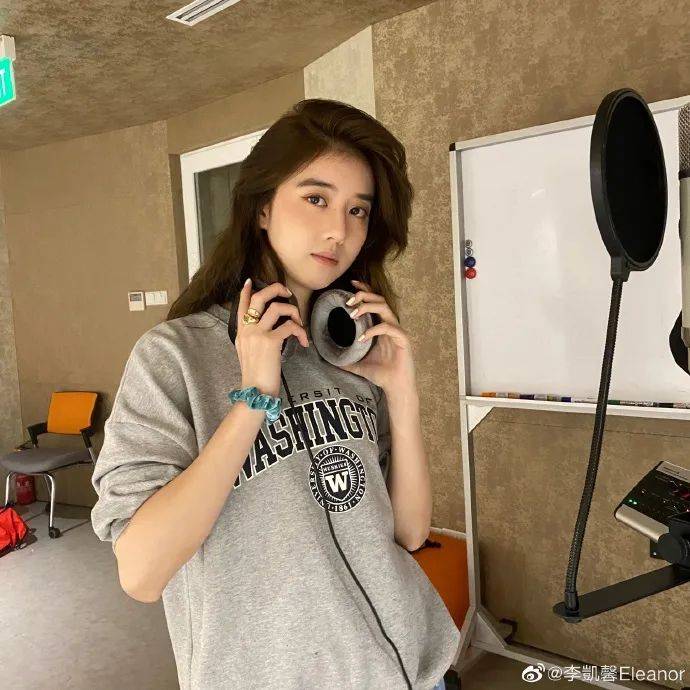 第一个入选今年亚太区最美面孔的新加坡女孩，在中国这么红