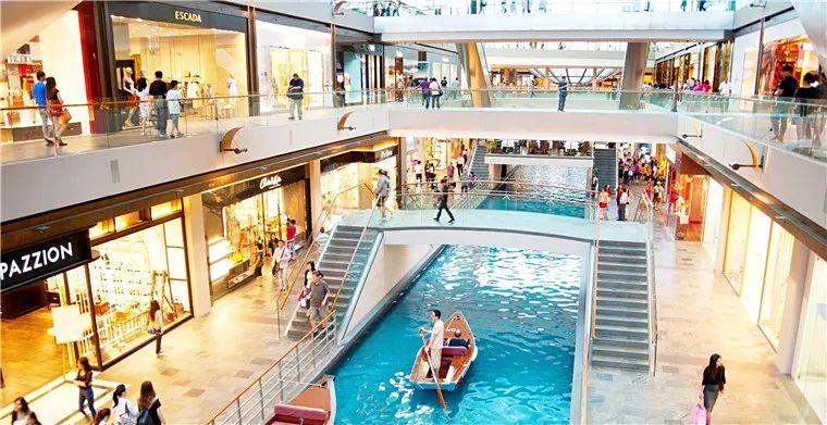 新加坡消费者更喜欢通过实体店来消费，同时喜欢刷卡支付