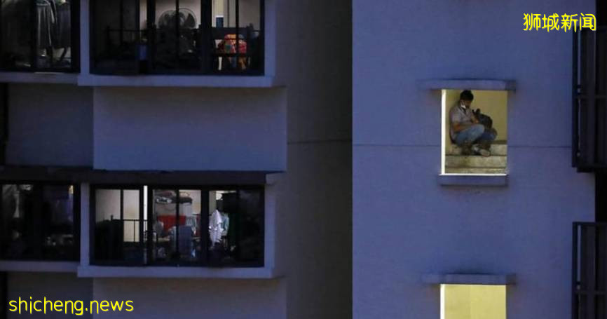 不戴口罩！网曝新加坡21人在滨海湾聚会！因疫情压力，98个外籍员工进了“精神病院”