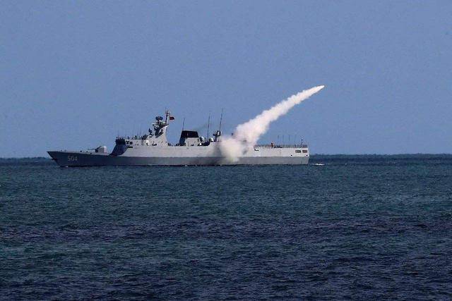 新加坡防长登上056,认为排水量不足2000,有大型舰艇实力