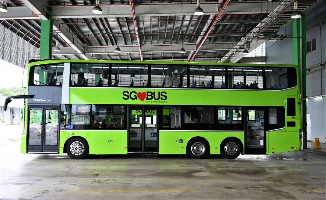 新加坡双层巴士出新款！两个楼梯三个门！100辆今年内上路