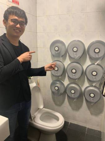 咖啡厅厕所搞怪 洗手液分左右手 9个厕纸卷筒