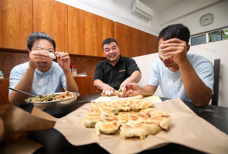 新加坡美女主播:“吓!中国卡车司机撞坏了我的宝马车...”