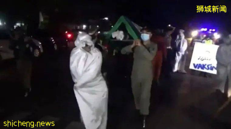 印尼淪陷!日增近4萬例、上千人死亡!警察扮鬼、民衆搶牛奶,新加坡送救援物資