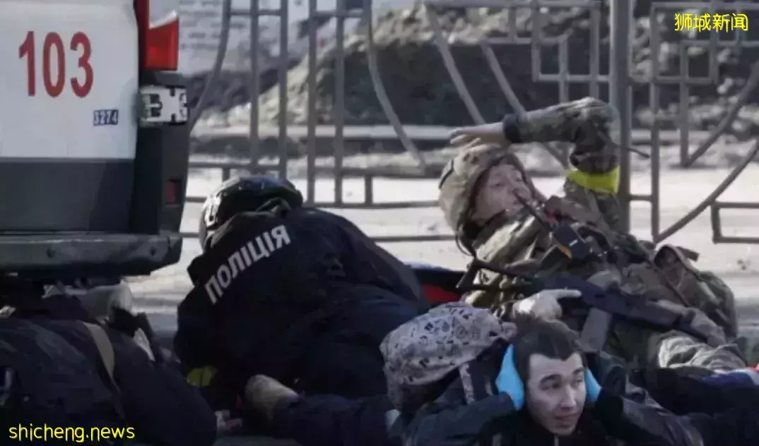 眼前爆炸!新加坡男子逃出乌克兰:“我做好自卫杀人准备”