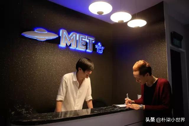 来自未来的太空胶囊:新加坡驳船码头边的胶囊旅馆